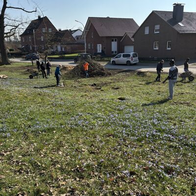 Flei&szlig;ige Helfer bei der Aktion im Hagen